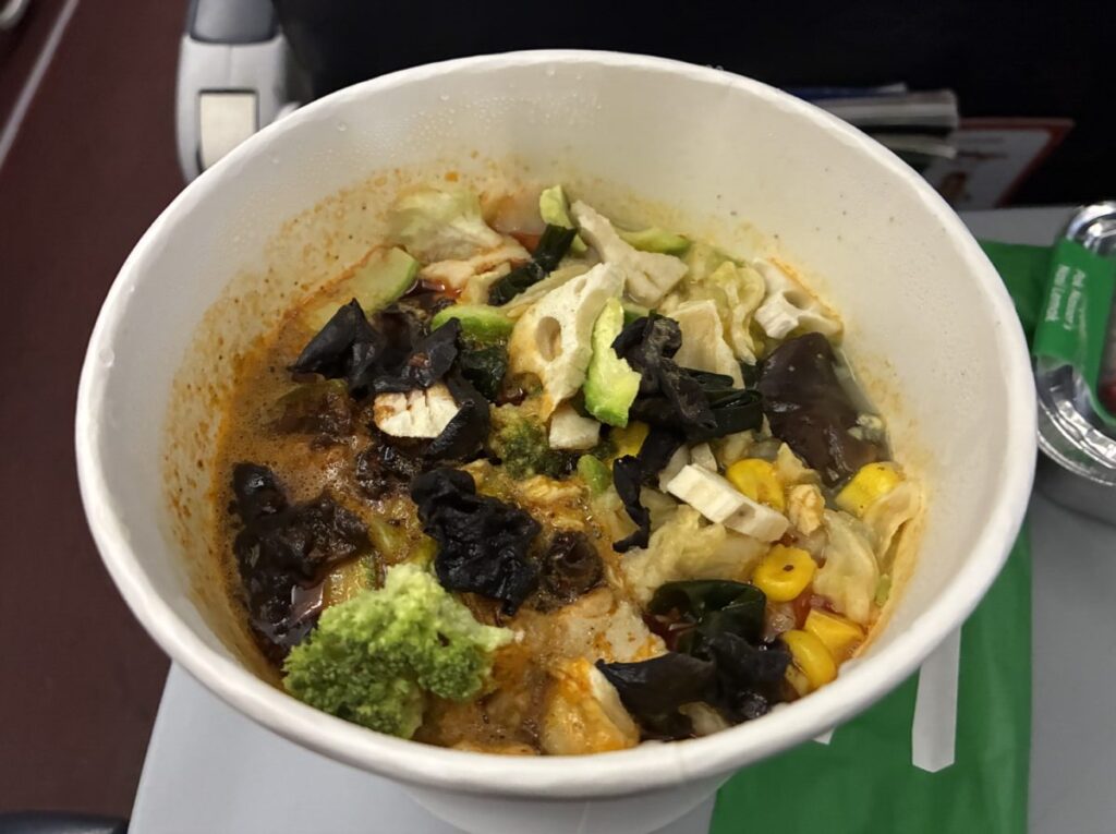 AirAsia機内食 麻辣チキンスライス入りビーフスープ