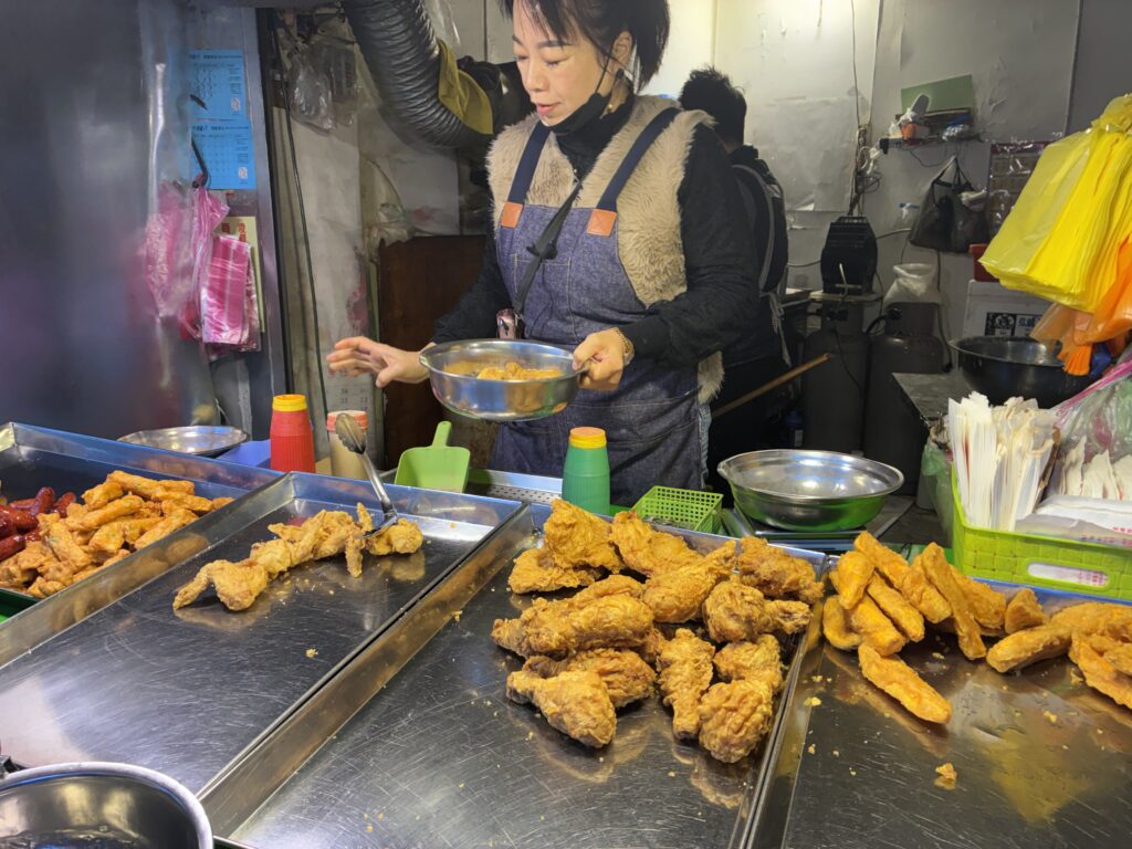 雙連駅前の屋台で買ったチキンの朝ごはん