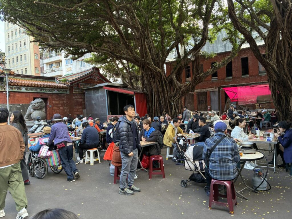 大稻埕慈聖宮美食街の客席と屋台が並ぶ様子