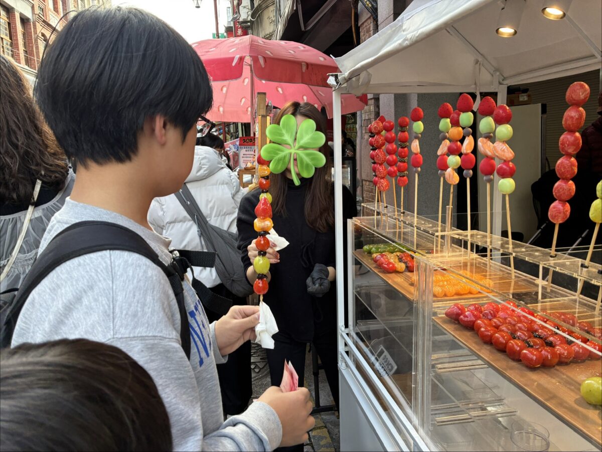 迪化街で食べ歩きをしている屋台の様子
