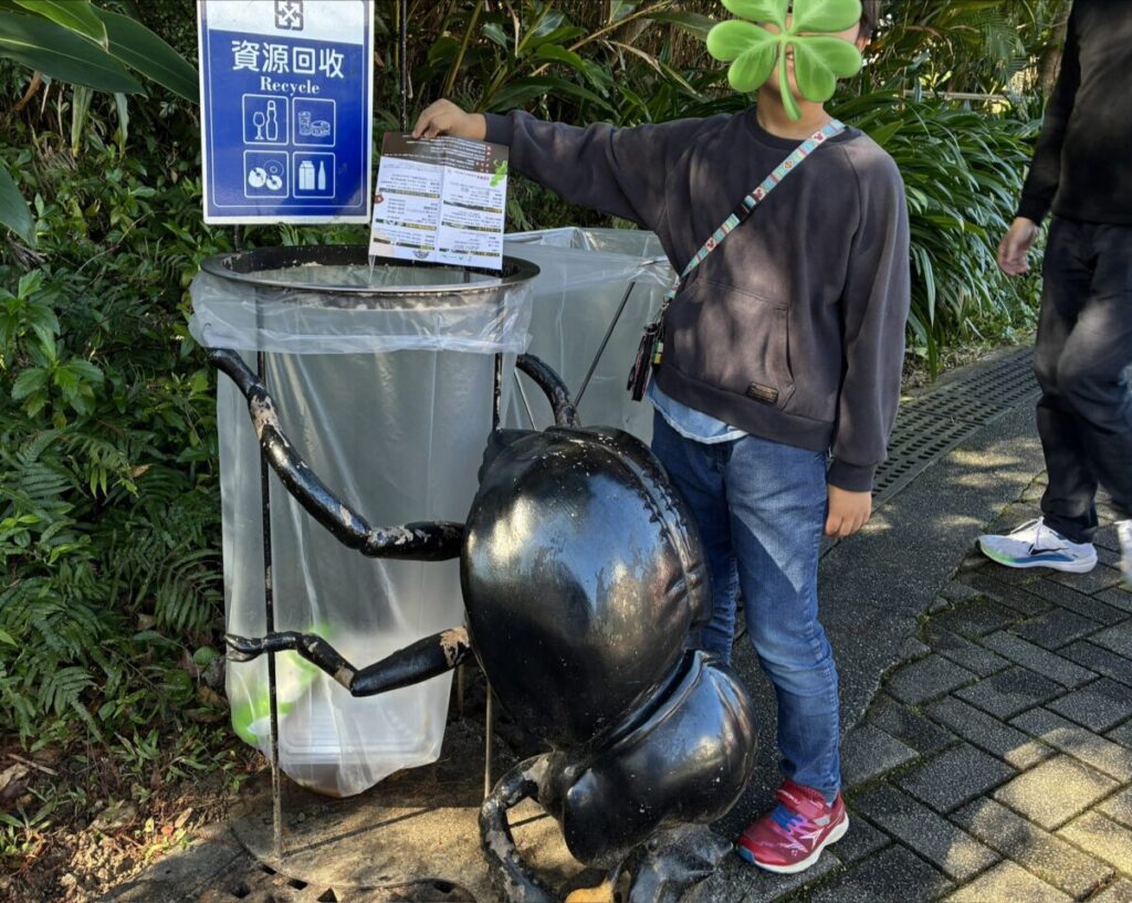 台湾の台北動物園に設置されているフンコロガシ型のゴミ箱