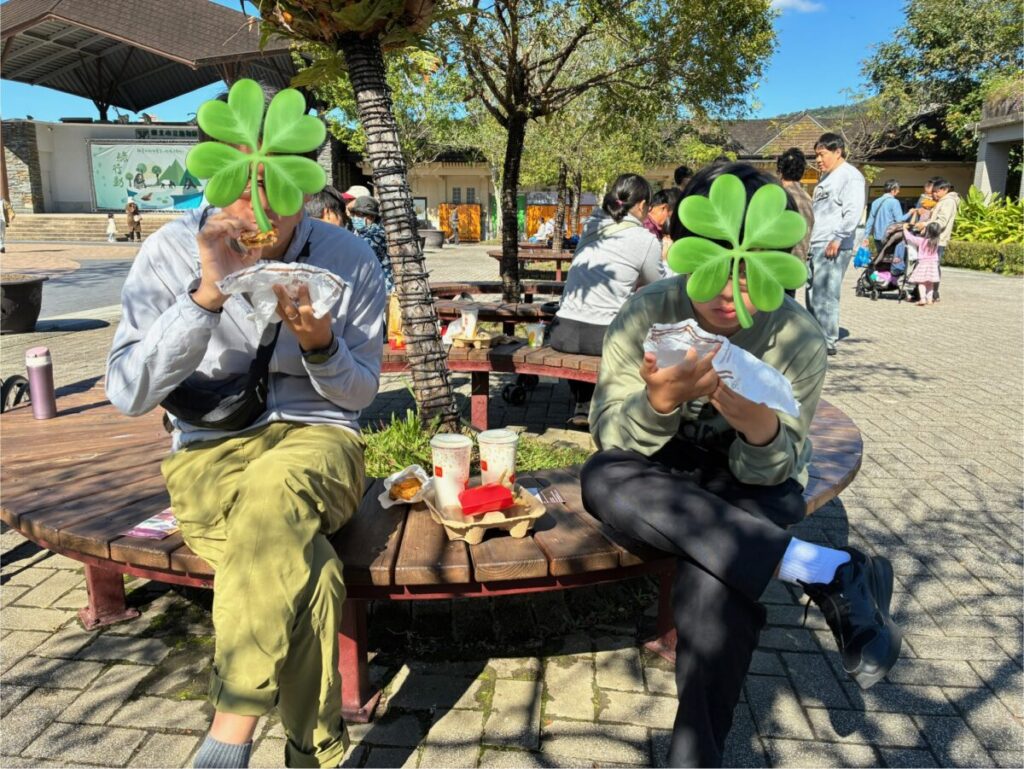 台湾の台北動物園内にあるマクドナルドをベンチだ食べた様子