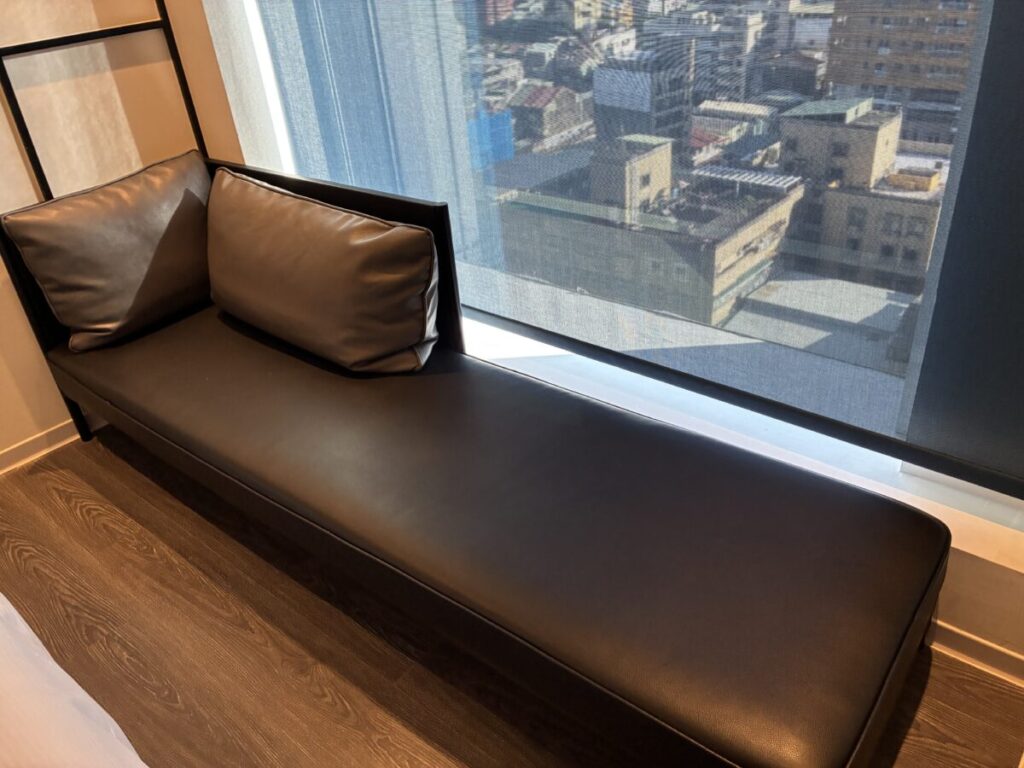 シーザーメトロ台北客室のソファ