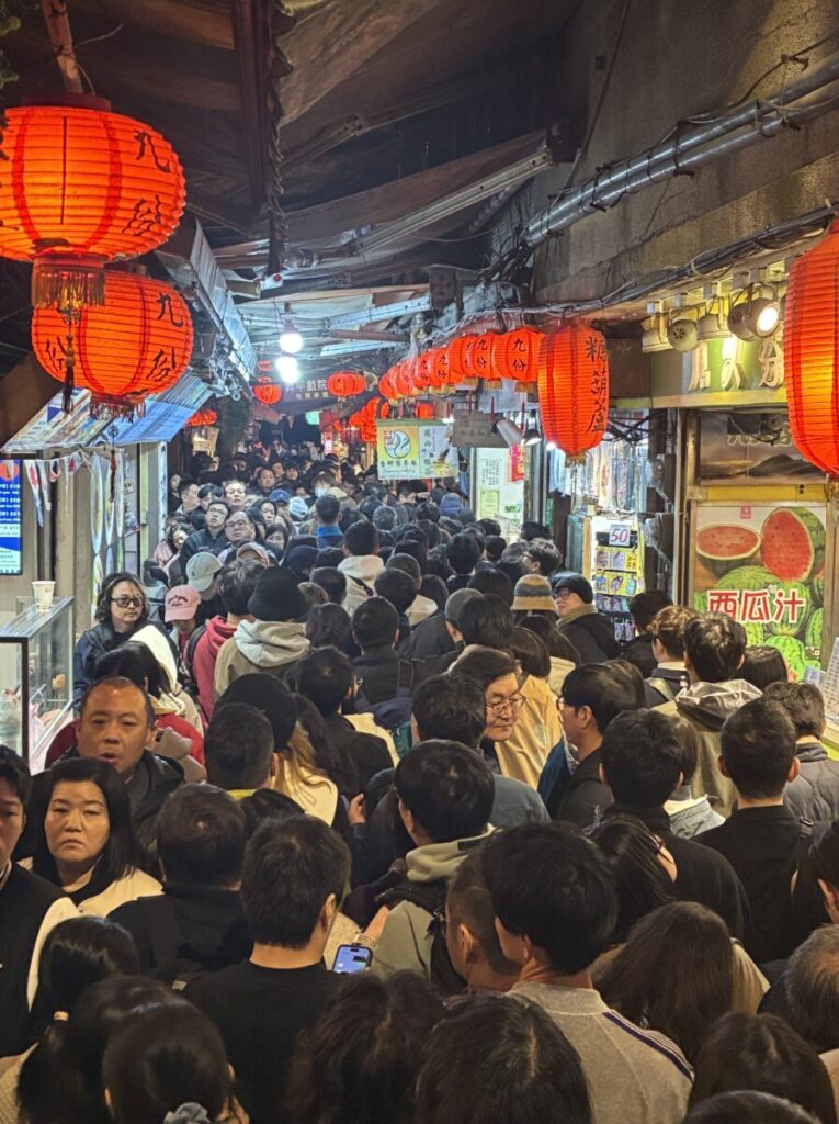 夜の九份の人混みの様子