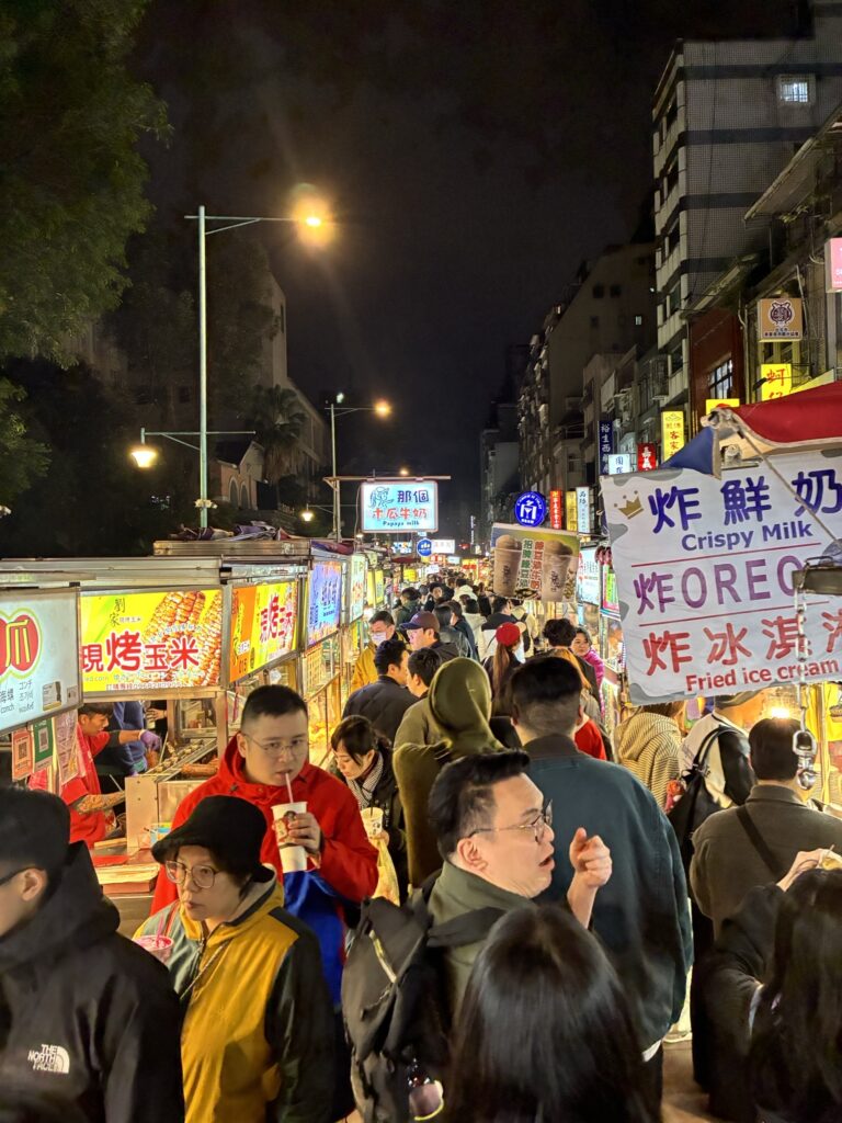 台北・寧夏夜市の夜の雰囲気