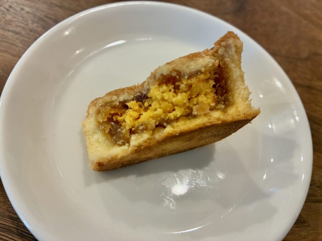 郭元益 卵黄入りパイナップルケーキ 断面