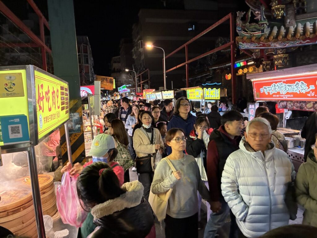 士林夜市の夜、屋台が並ぶ通りのにぎやかな風景