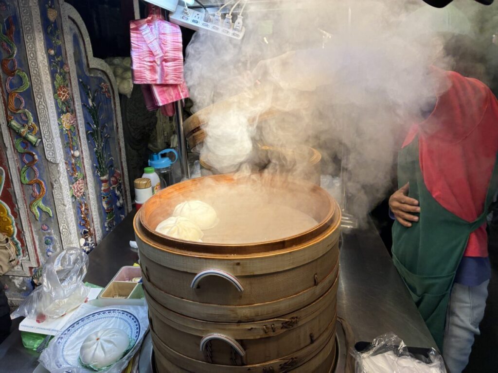 士林夜市の肉まん屋台、蒸気が立ち上る様子