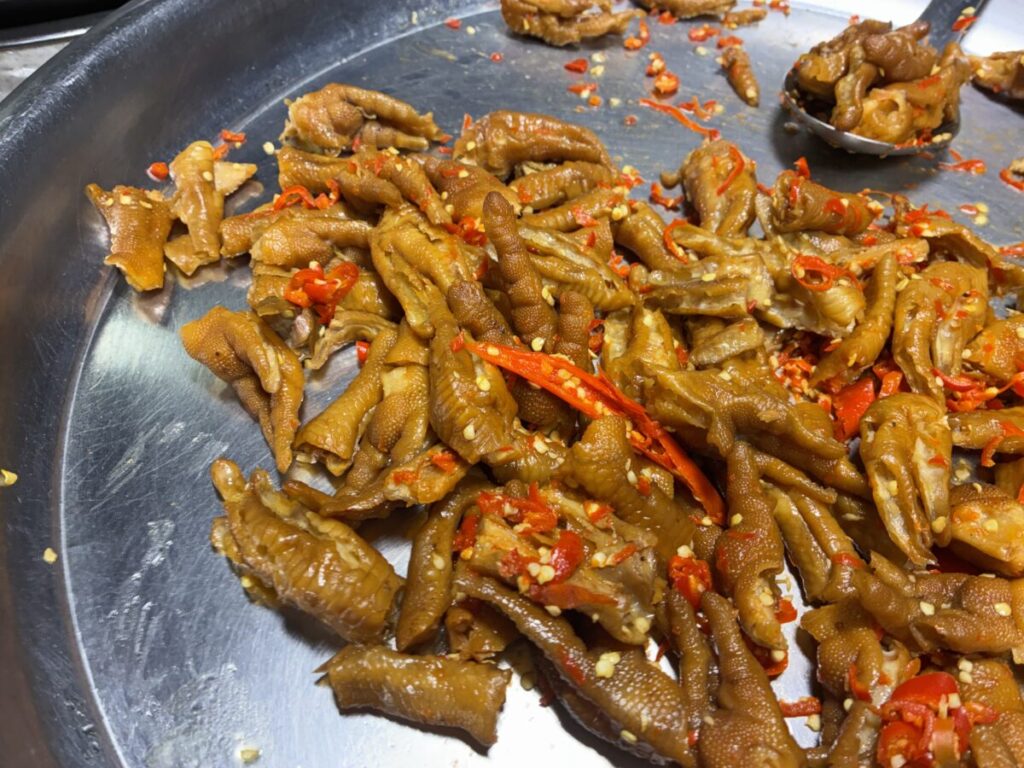 士林夜市の鶏の足屋台、ピリ辛を注文した様子