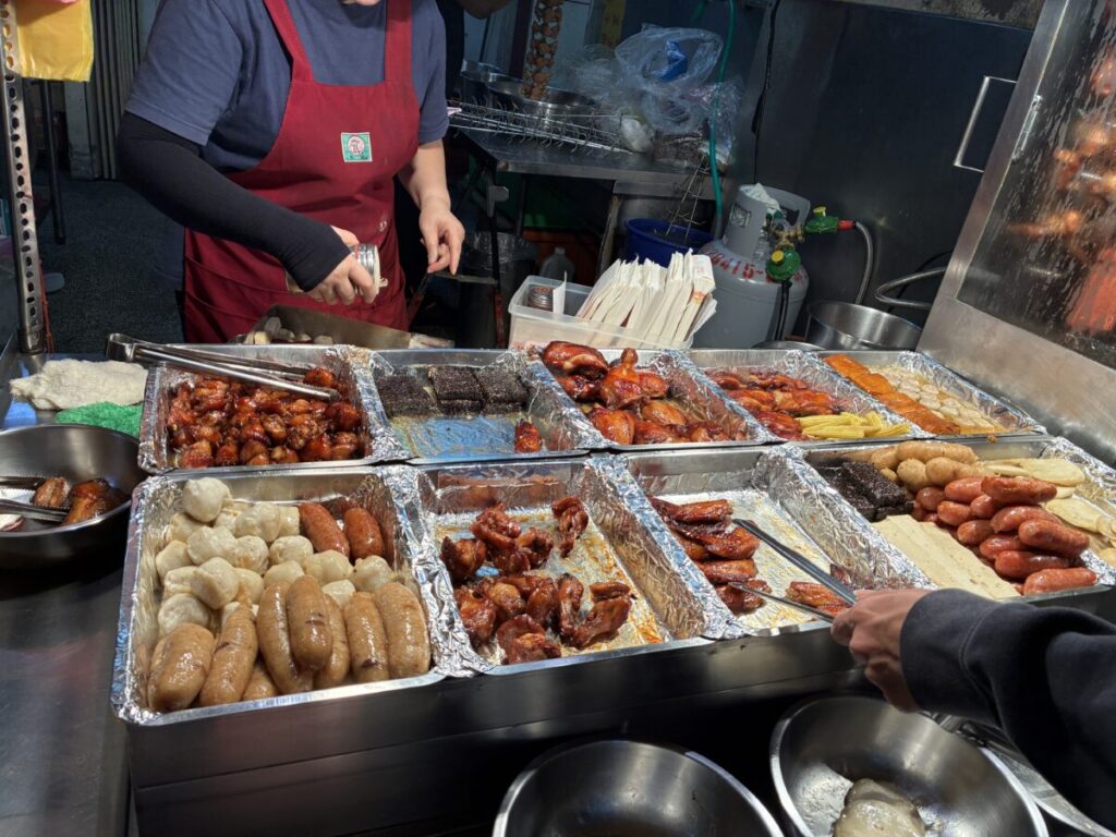 香ばしく焼かれる手羽先と手羽元の屋台