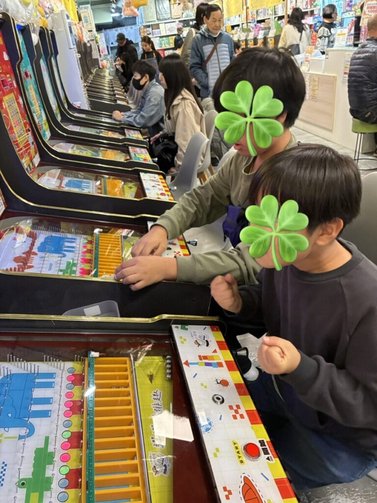 士林夜市のゲームセンター、メダルゲームで遊ぶ様子