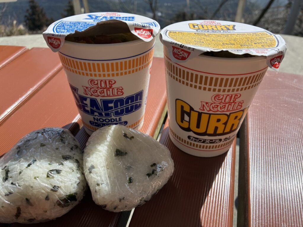金峰山山頂で食べたカップラーメンとおにぎり