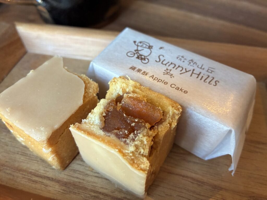 桃園空港で購入したサニーヒルズのアップルケーキの断面
