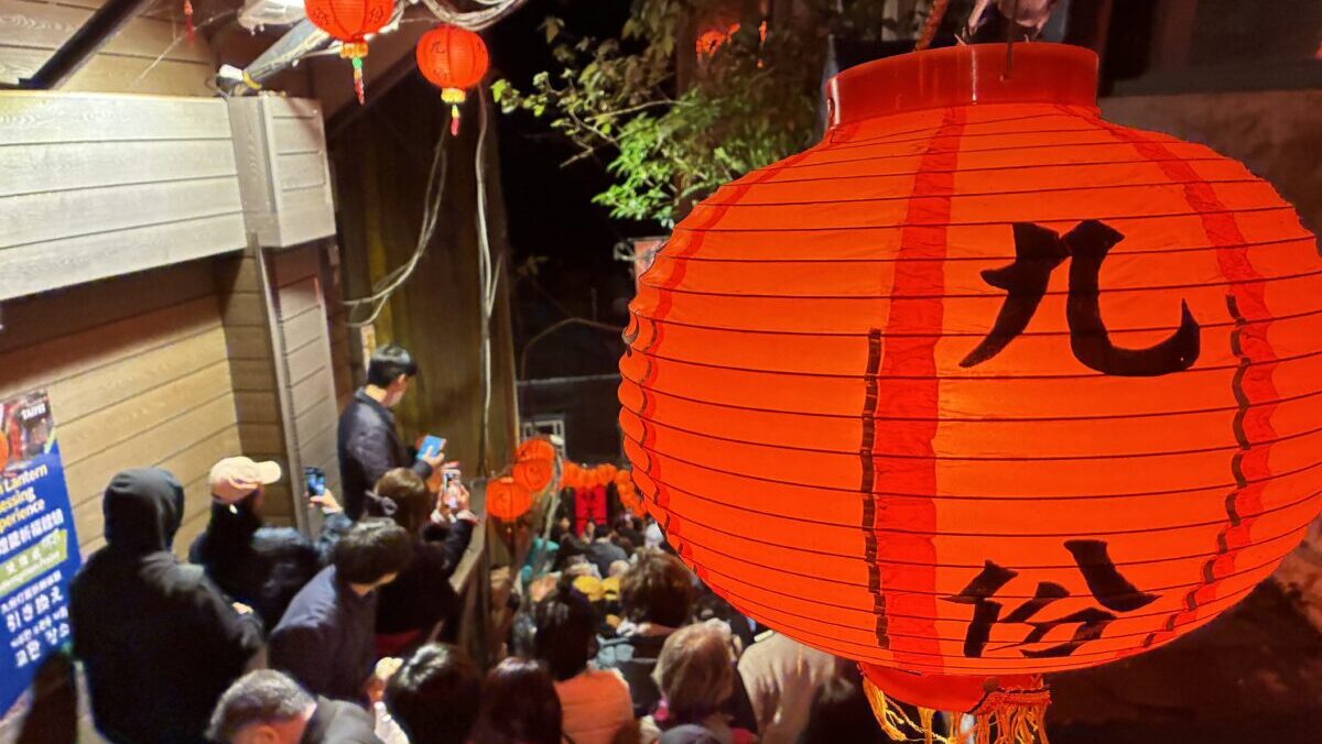 夜の九份老街に灯る赤い提灯
