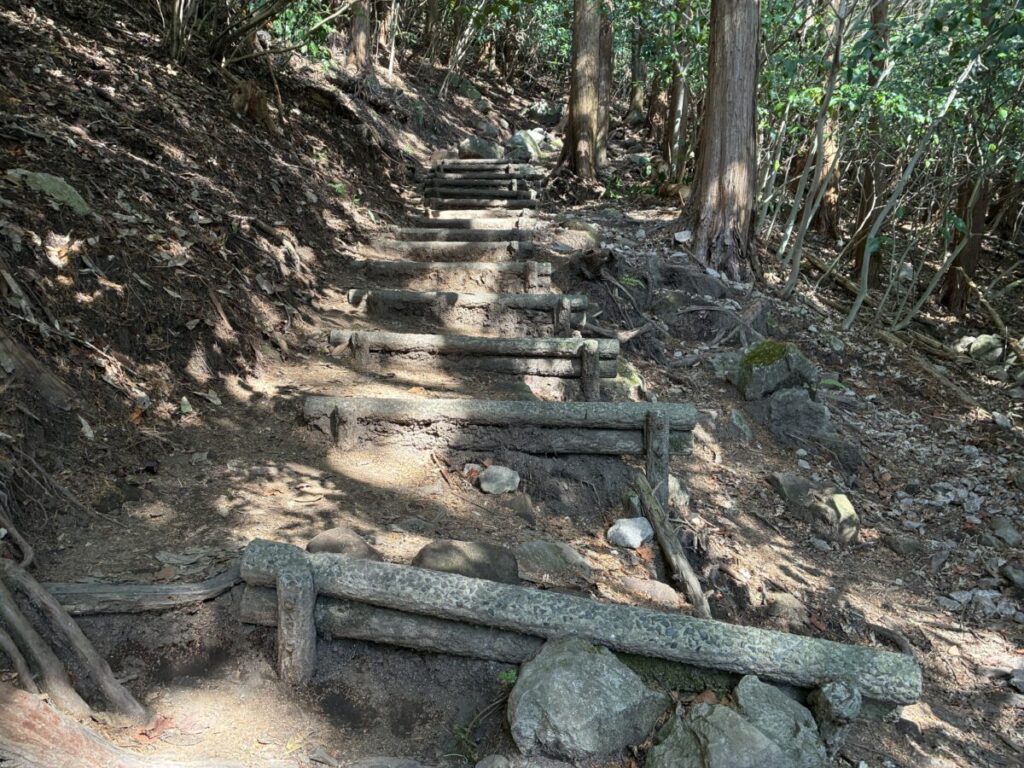 金峰山の自然歩道コースの登山道の様子