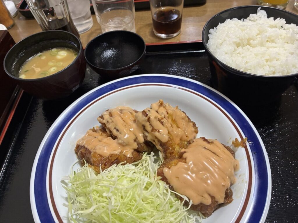 ボリュームのある並ぶ丸福のチキン南蛮定食