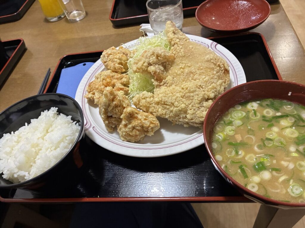 揚げたての唐揚げが並ぶ丸福定食