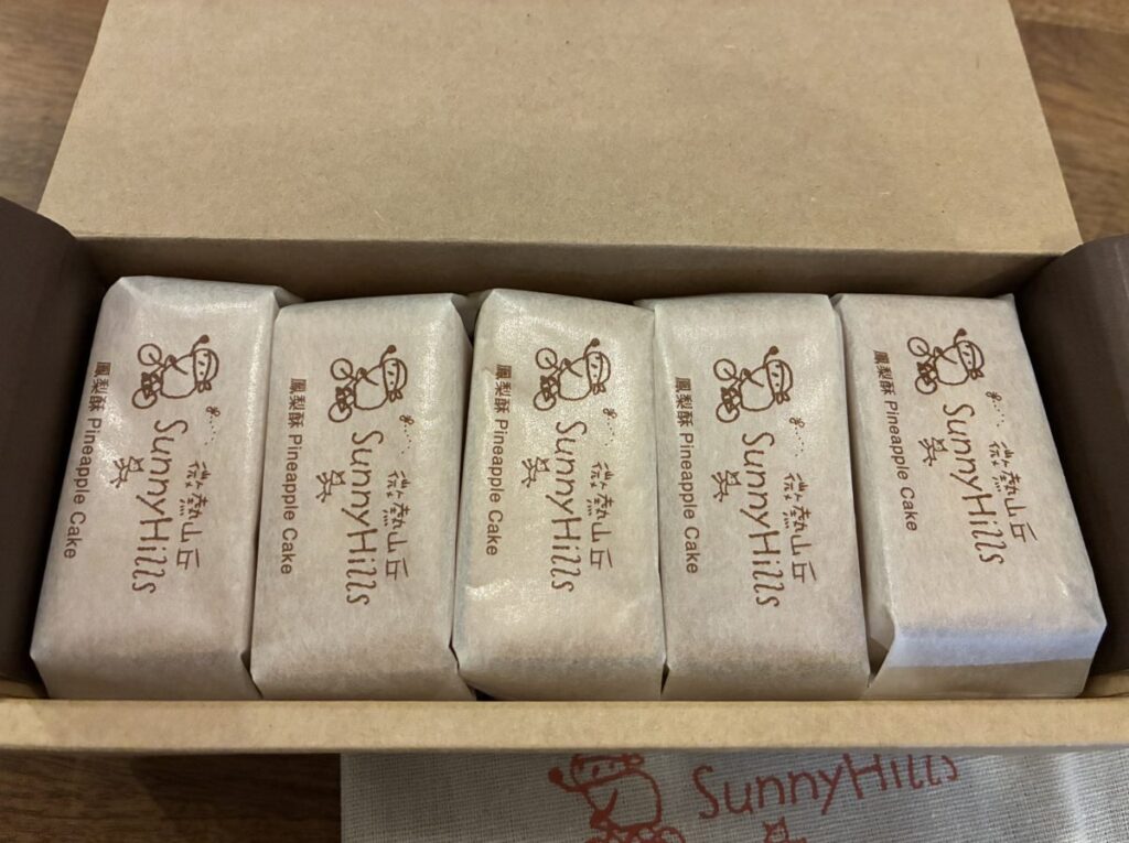 箱を開けたサニーヒルズのパイナップルケーキ