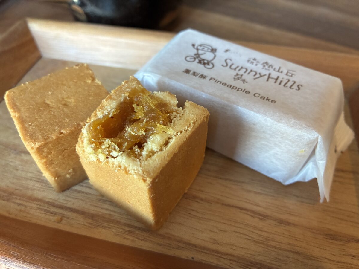 桃園空港で購入したサニーヒルズのパイナップルケーキの断面