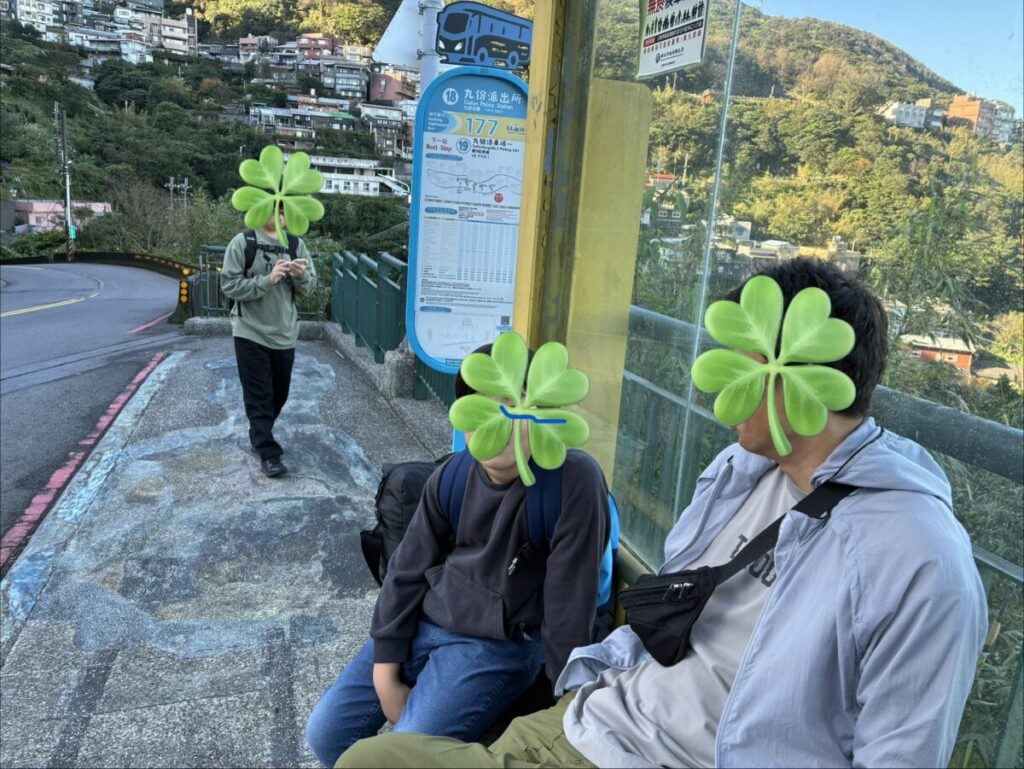 九份のバス停でバスを待つ様子