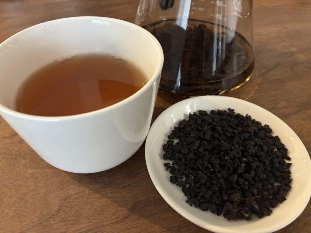 允芳茶園の紅烏龍の茶葉と淹れたお茶の色味