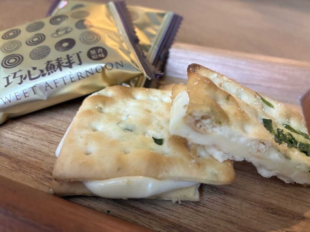 台湾のヌガークラッカーの断面(クラッカーとヌガーの層が見える)