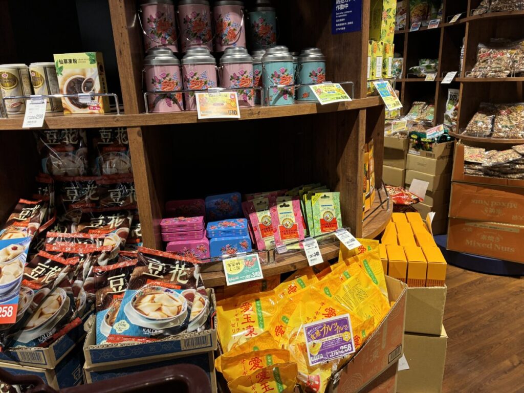 カルディ台湾フェアの売り場の様子|豆花や台湾お菓子が並ぶ店頭ディスプレイ