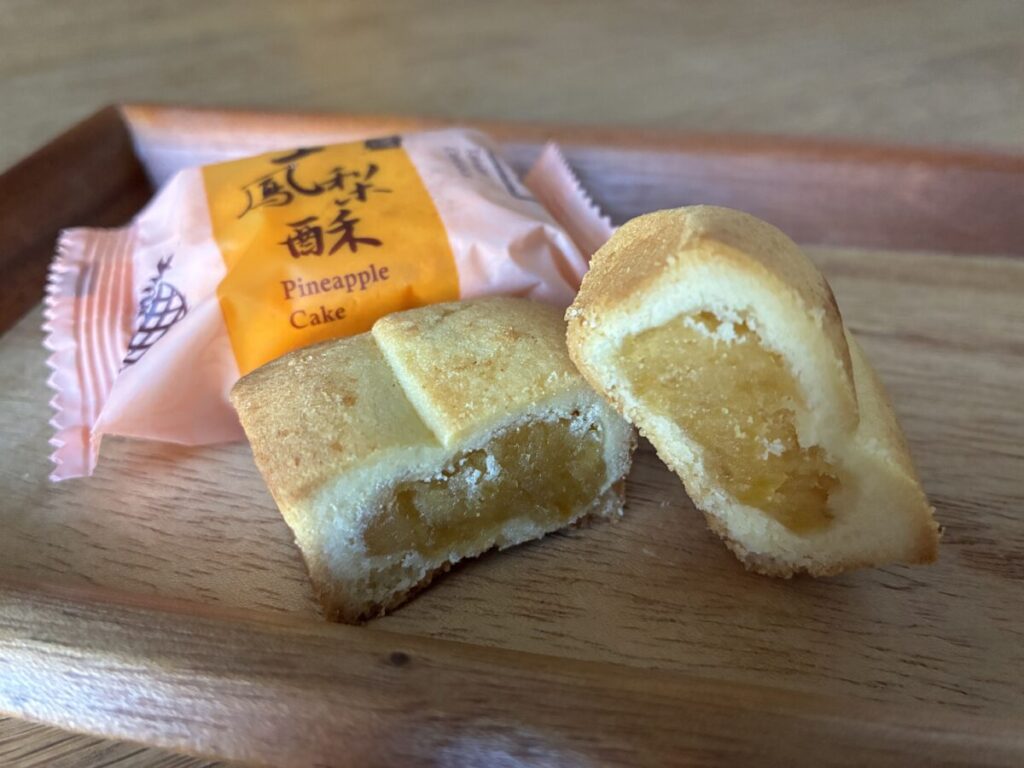 竹葉堂パイナップルケーキの断面|サクサク生地とパイナップル餡