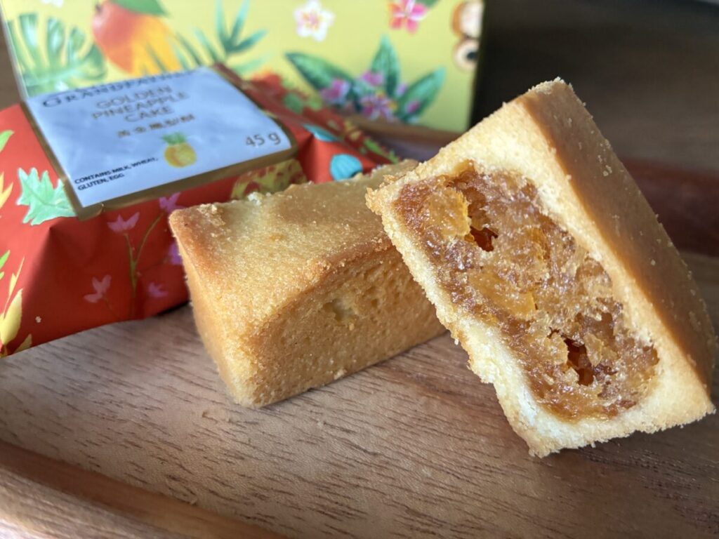 チェリーグランドファーザーのパイナップルケーキの断面|しっとりした甘めの餡