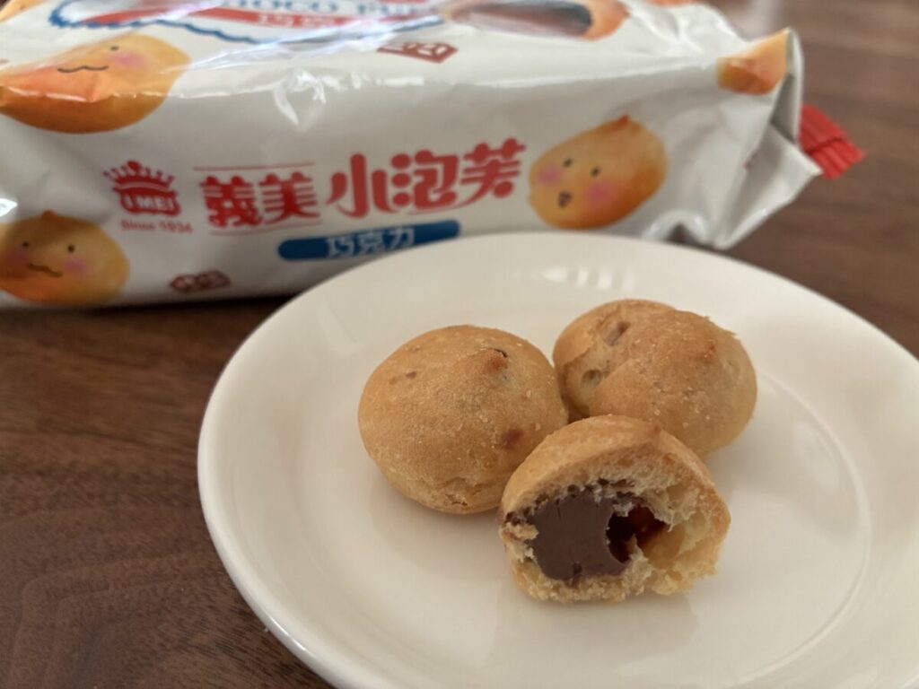 台湾のお菓子 義美チョコパフの中身（チョコ入りスナック）