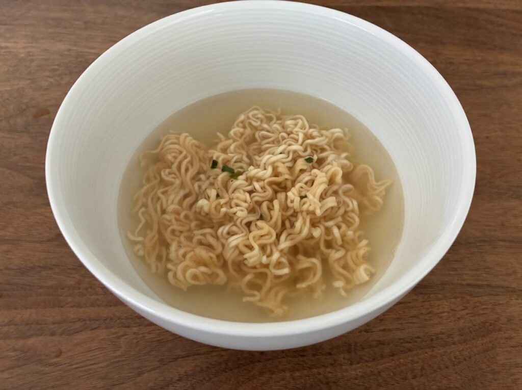 王子麺をお湯で調理したラーメン風の様子