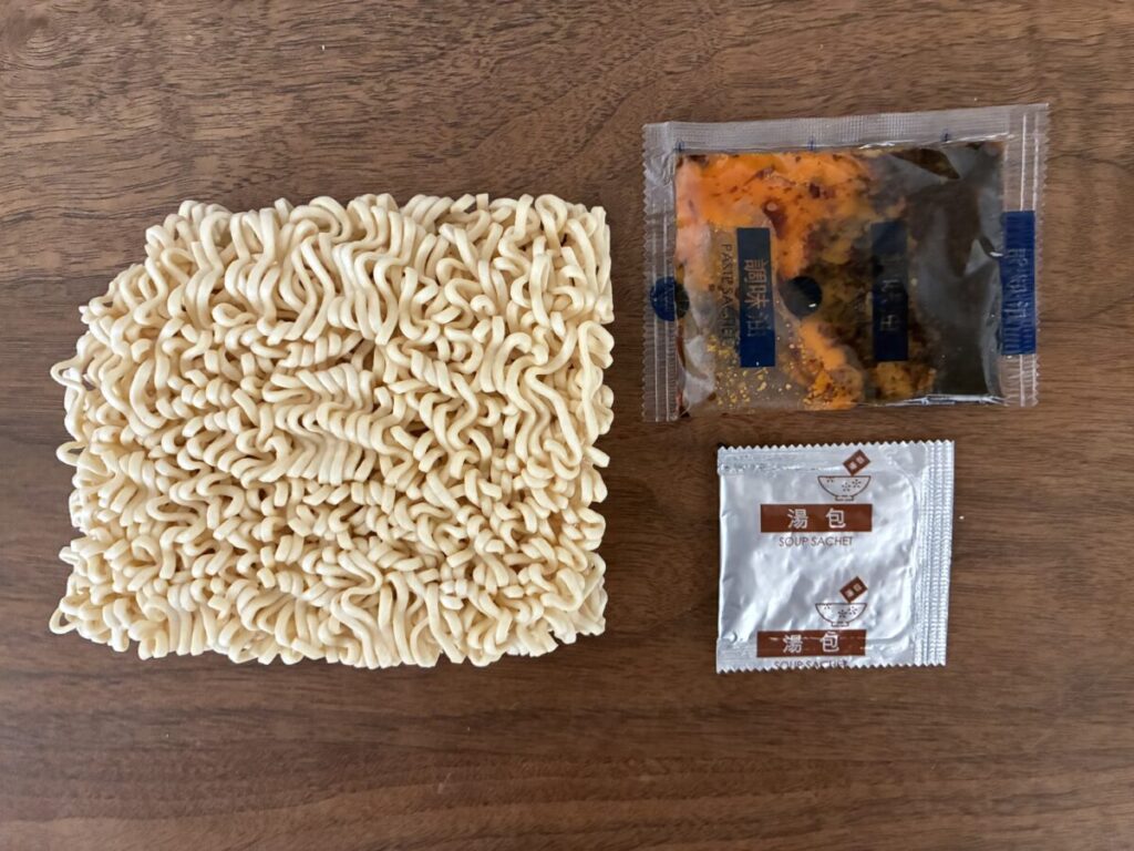 維力炸醬麺の中身と付属の調味料パック