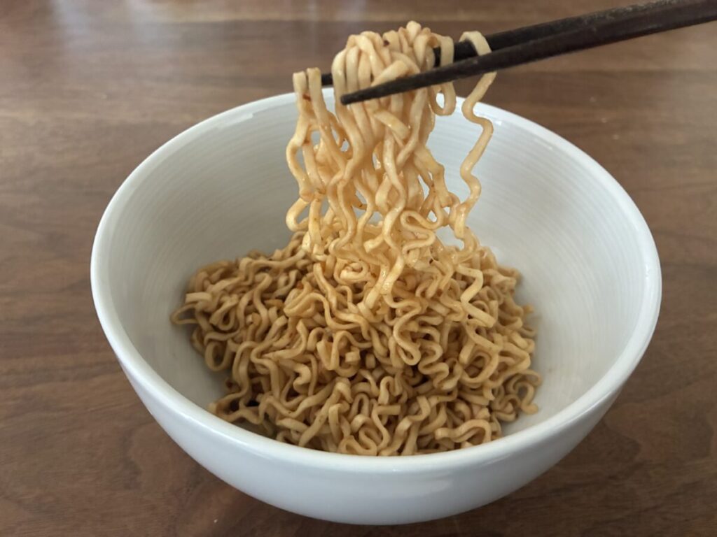 維力炸醬麺のタレが絡んだ麺の様子