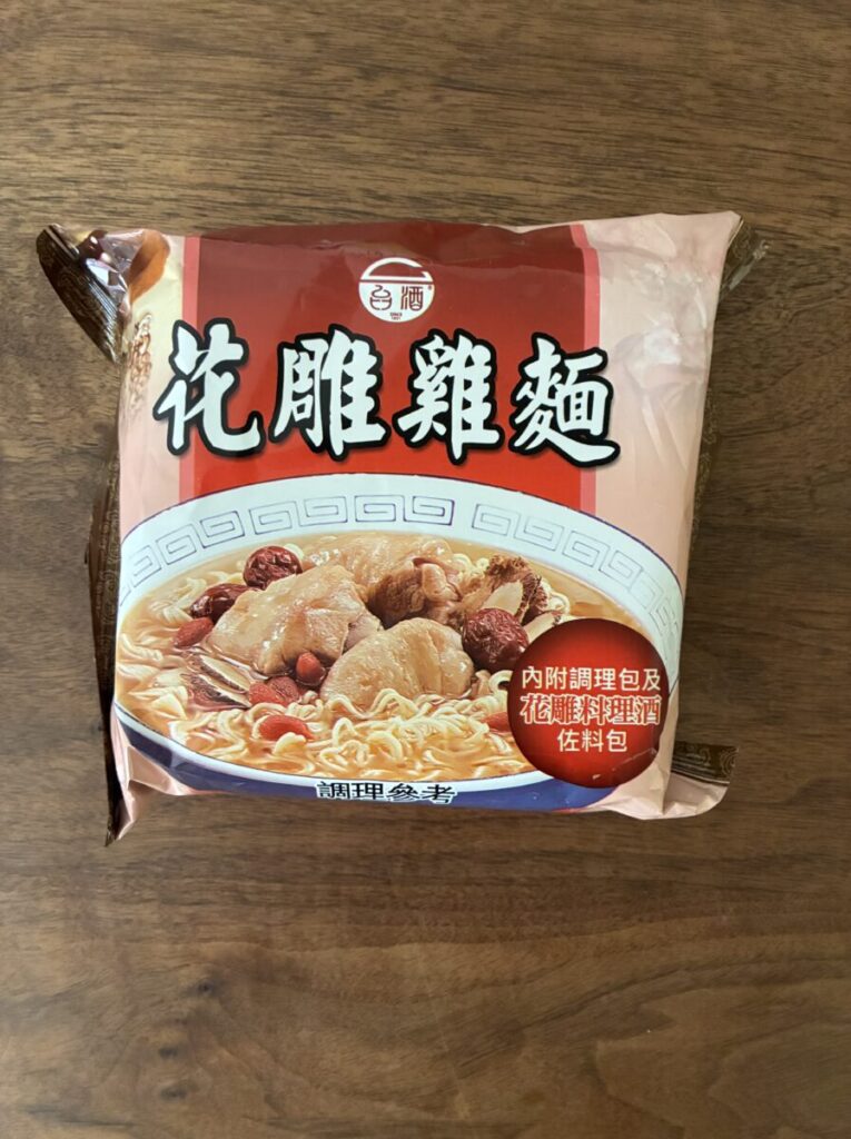 台湾インスタントラーメン花雕鶏麺のパッケージ