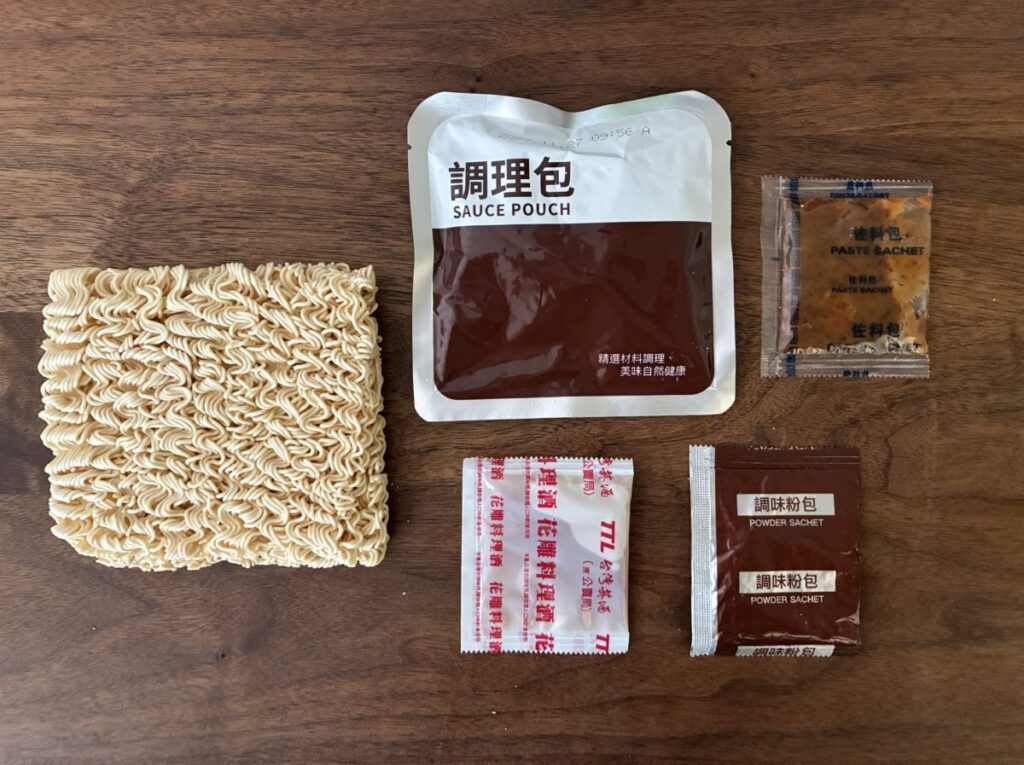 花雕鶏麺の中身と付属の調味料パック