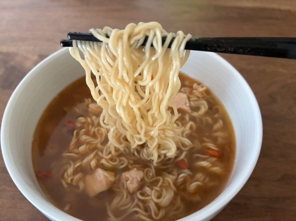 花雕鶏麺の麺を持ち上げた様子