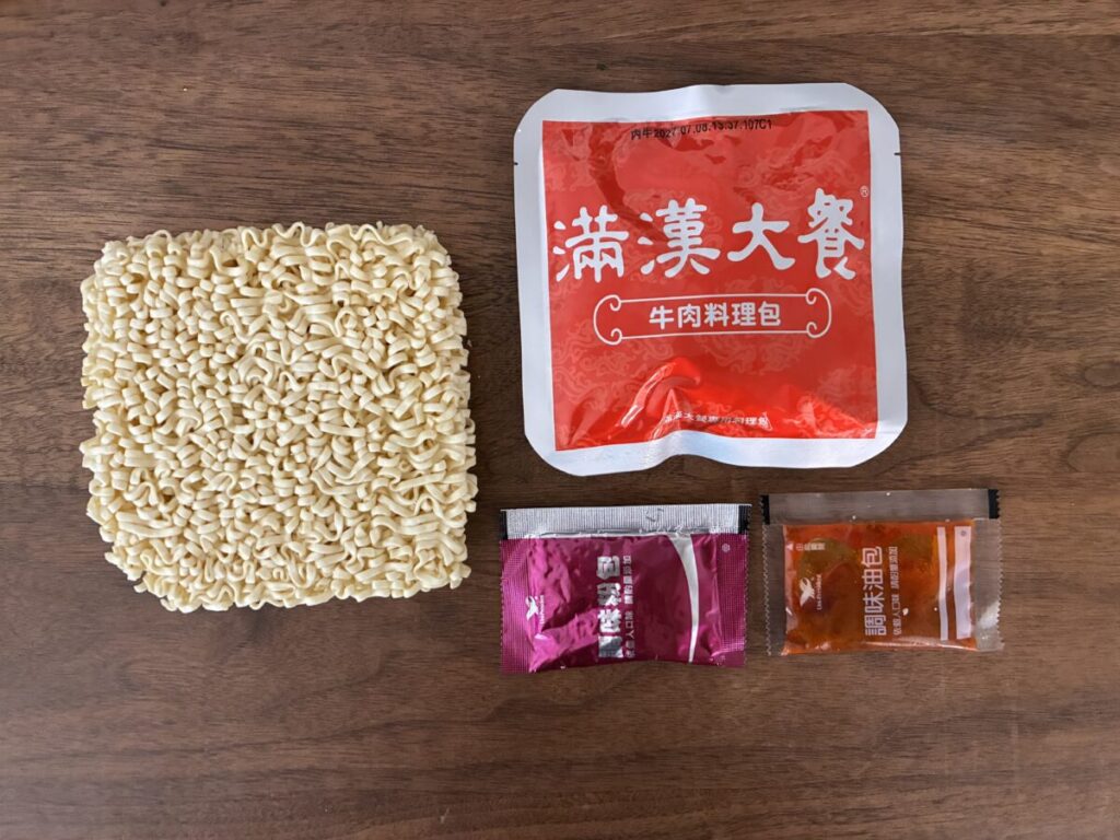 満漢大餐紅焼牛肉麺の中身と付属の調味料パック