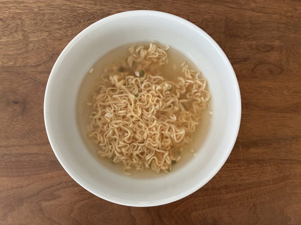 科学麺をお湯で作ったスープの写真｜台湾インスタント麺の実食レビュー