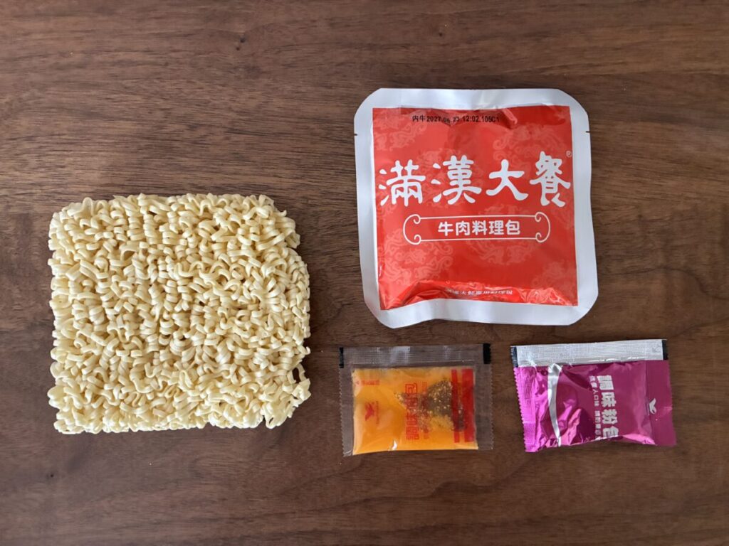 満漢大餐 紅焼牛肉麺の中身（麺・スープ・具材）