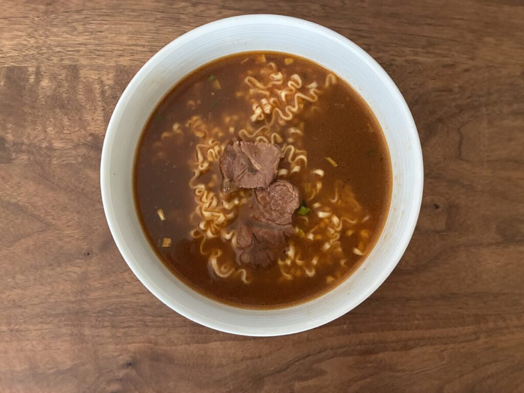 満漢大餐 紅焼牛肉麺の出来上がり（調理後の牛肉麺）