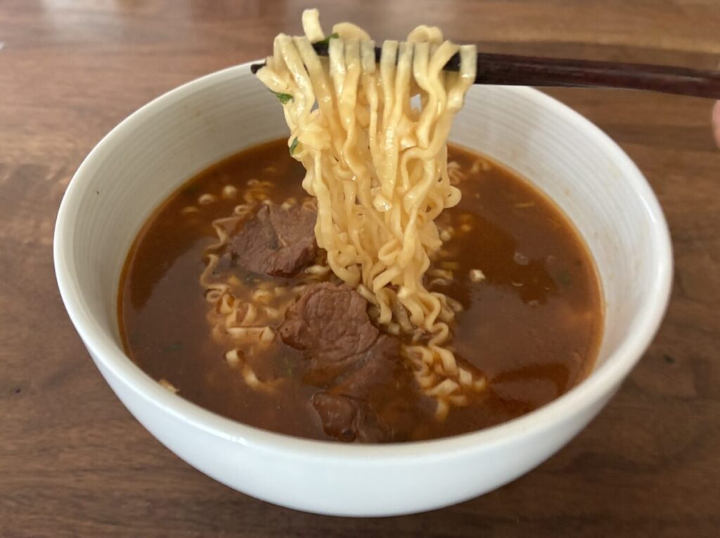 満漢大餐 紅焼牛肉麺の麺のアップ（コシのある中太麺）
