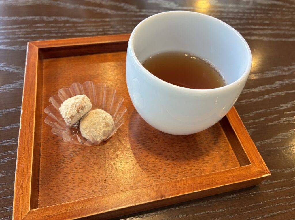 食後に提供されたお茶とクッキー