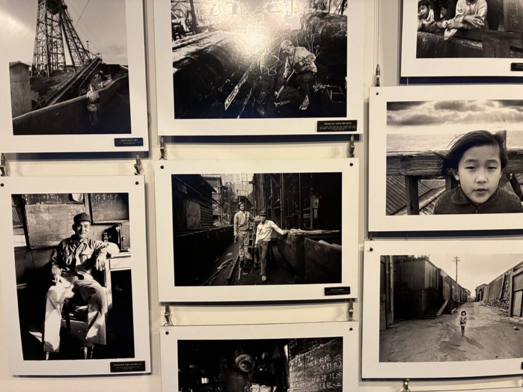 軍艦島デジタルミュージアムに展示されている当時の人々の写真