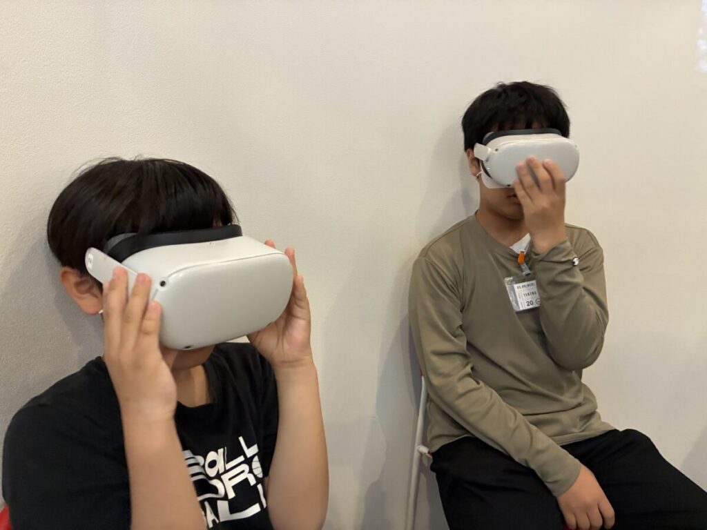 VRゴーグルを装着して軍艦島VR体験を楽しむ子ども