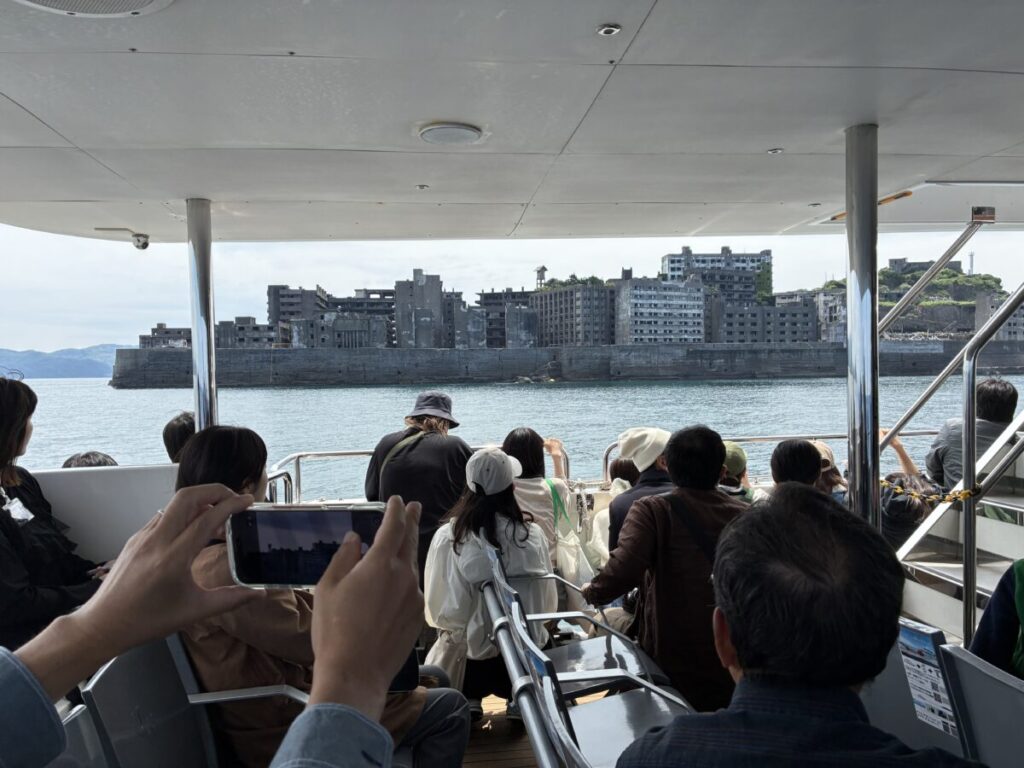 デッキから見た軍艦島の全景