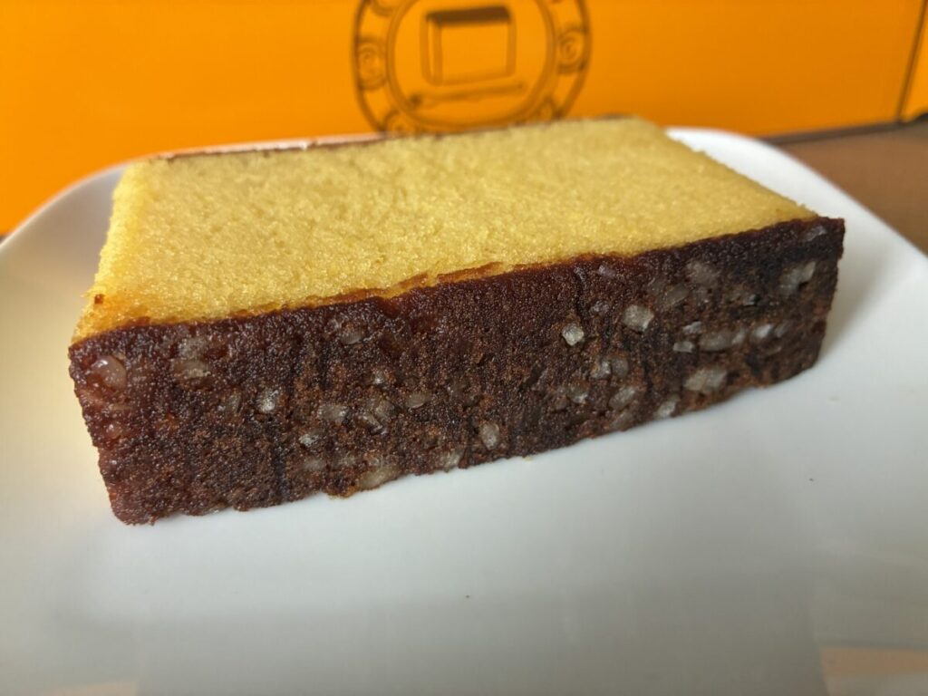 福砂屋カステラ底面のざらめ部分のアップ