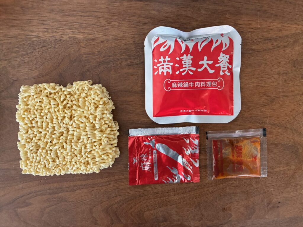 満漢大餐 麻辣鍋牛肉麺の中身（麺・スープ・具材）