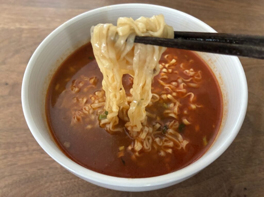 満漢大餐 麻辣鍋牛肉麺の麺を持ち上げた様子