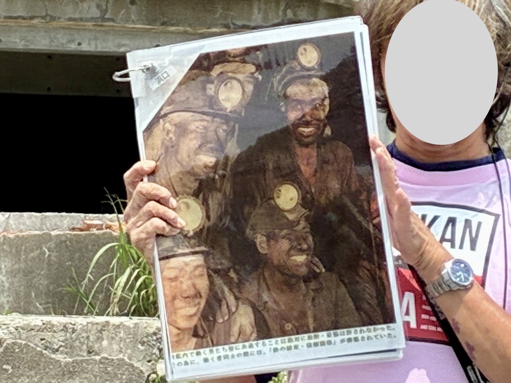 石炭で顔が黒くなった軍艦島の鉱員たちの当時の写真