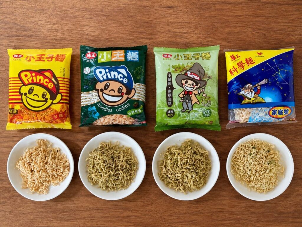 台湾スーパーで購入できる王子麺3種類と科学麺のスナック4種類を、パッケージと中身を並べて比較した写真